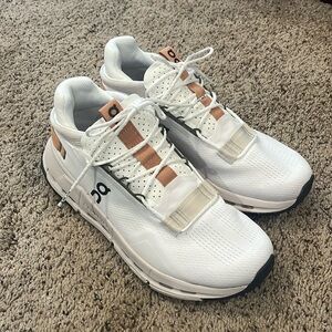 Womens oncloud shoes, size 8.5